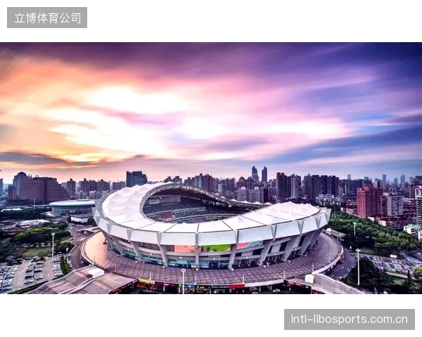 上海体育场引入华为智能营运中心，实现安防、通信、运营三网合一，全方位提升了大型体育赛事的服务效率与观众体验